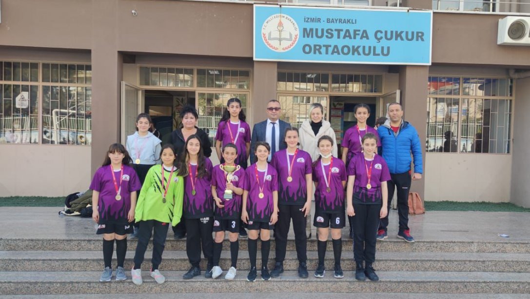 Mustafa Çukur Ortaokulu'nun 3 takımı Türkiye Şampiyonasında İzmir'i temsil edecek