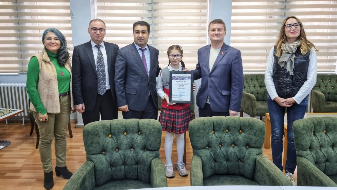 Kaymakam Özgür Azer Kurak Ortaokulu 6 F Sınıfı öğrencimiz Eylül ÇELİKKIRAN, Belarus Cumhuriyeti ''Gezegendeki Tüm Çocuklar Kardeştir'' konulu yarışmada 1. oldu